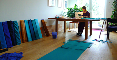 Näharbeiten im Atelier